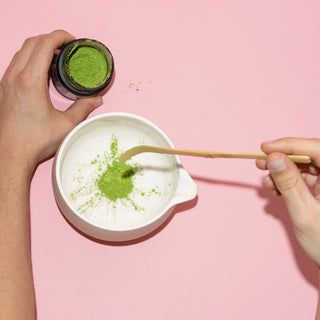 Matcha kom met bezemhouder