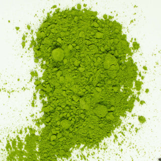 Purer BIO Matcha Ceremonial Masterpiece auf weißem Hintergrund verstreut.